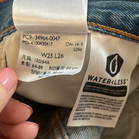 Wedgie straight jeans, frayed hem and knee distressed - Picture 7 of 7